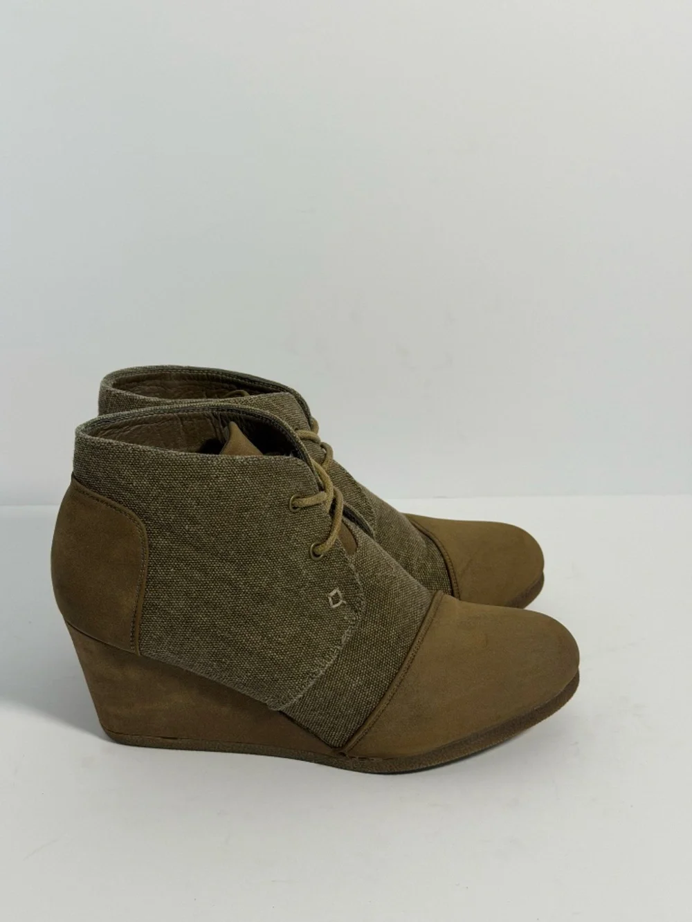 Pierre Dumas Tan Khaki Canvas Faux Suede Lace Up Chukka Wedge Booties Women's 7